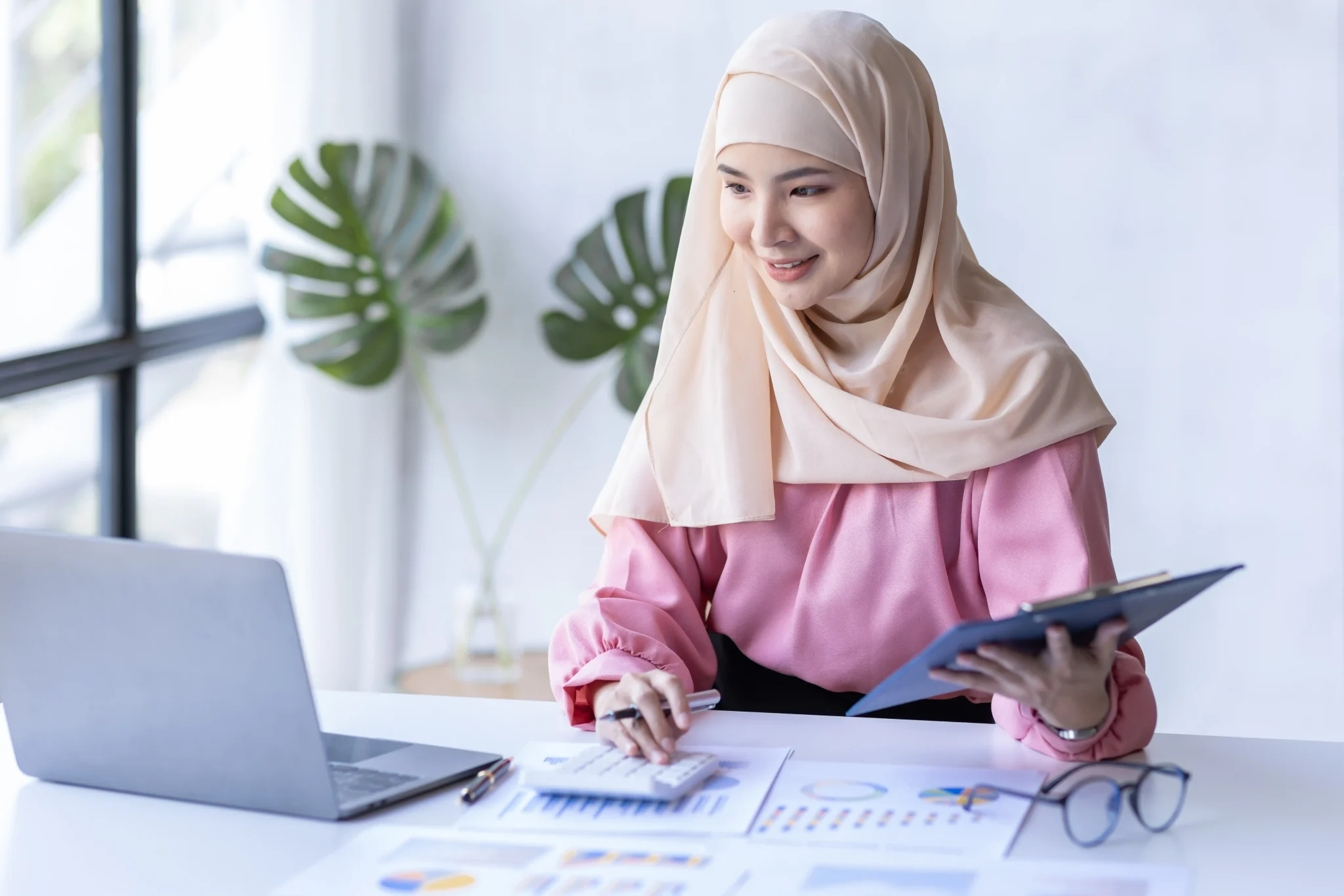 How-Has-Technology-Played-A-Role-in-the-Rise-of-Halal-Investing-2048x1366.webp